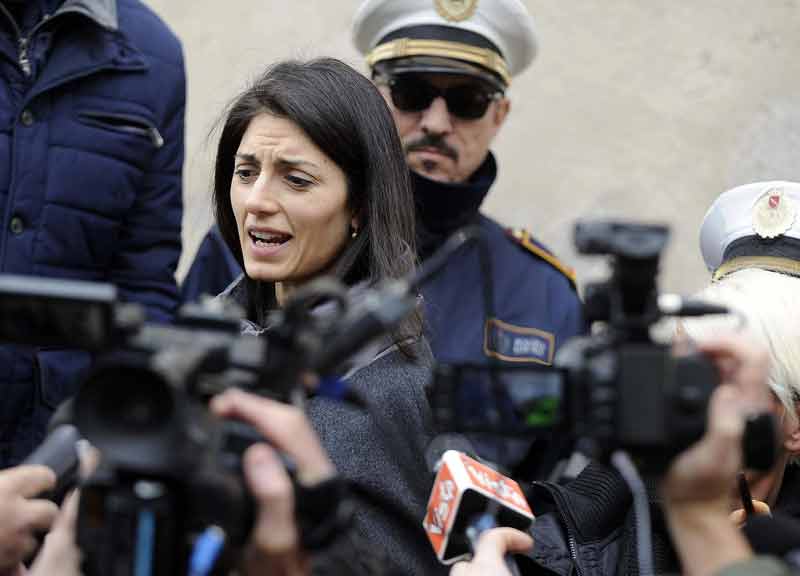 Dalle Stelle alle Stalle: Aracri, Gasparri e Palozzi in piazza contro Raggi Dalle Stelle alle Stalle: Aracri, Gasparri e Palozzi in piazza contro Raggi