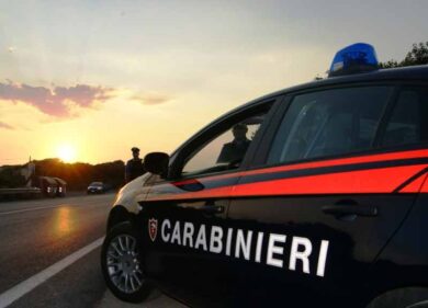 Bambino intrappolato in un automobile a noleggio. Lo salvano i Carabinieri