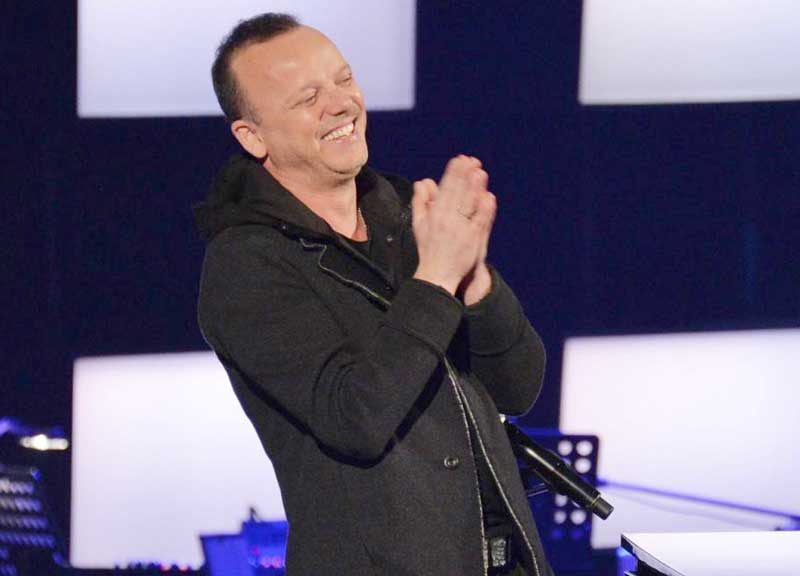 Assolto Gigi D’Alessio. Strappare le macchine ai fotografi si può. Per difesa Assolto Gigi D’Alessio. Strappare le macchine ai fotografi si può. Per difesa