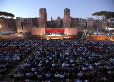Le Terme di Caracalla si accendono. Sul palco Carmen, Tosca, poi arriva Bolle