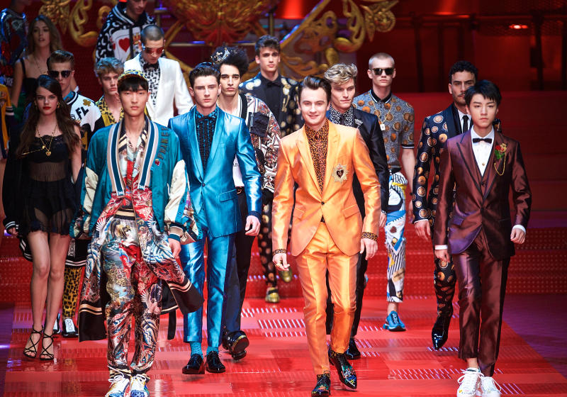 Milano Moda Uomo, i trend per l’estate: fiori, righe e pantaloni alla caviglia Milano Moda Uomo, i trend per l’estate: fiori, righe e pantaloni alla caviglia