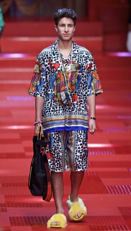 Milano Moda Uomo, i trend per l’estate: fiori, righe e pantaloni alla caviglia Milano Moda Uomo, i trend per l’estate: fiori, righe e pantaloni alla caviglia