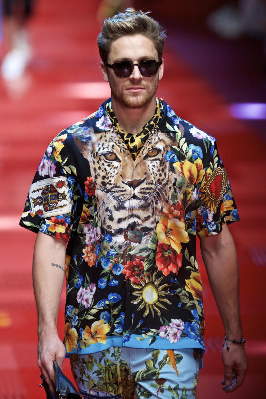 Milano Moda Uomo, i trend per l’estate: fiori, righe e pantaloni alla caviglia Milano Moda Uomo, i trend per l’estate: fiori, righe e pantaloni alla caviglia