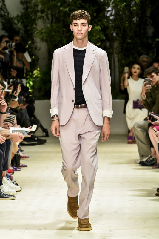 Milano Moda Uomo, i trend per l’estate: fiori, righe e pantaloni alla caviglia Milano Moda Uomo, i trend per l’estate: fiori, righe e pantaloni alla caviglia