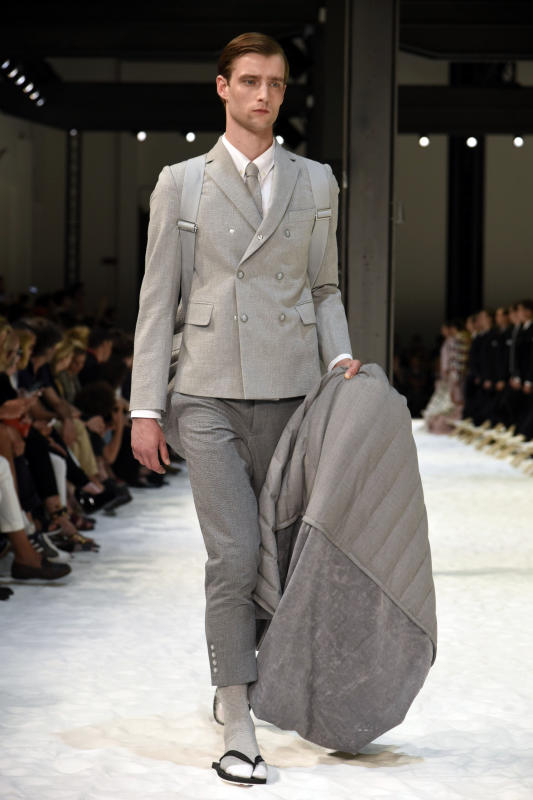 Milano Moda Uomo, i trend per l’estate: fiori, righe e pantaloni alla caviglia Milano Moda Uomo, i trend per l’estate: fiori, righe e pantaloni alla caviglia