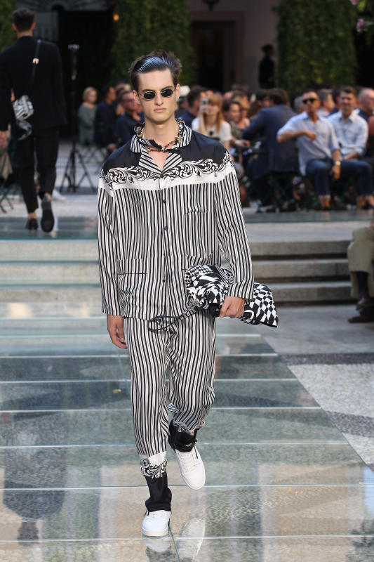 Milano Moda Uomo, i trend per l’estate: fiori, righe e pantaloni alla caviglia Milano Moda Uomo, i trend per l’estate: fiori, righe e pantaloni alla caviglia