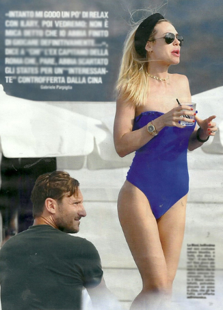 Ilary Blasi lato B super a Mykonos. E Totti decide il futuro