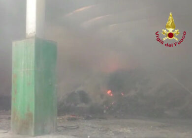 Fiamme e fumo denso a Monterotondo. Incendio alla ditta rifiuti vicino Roma