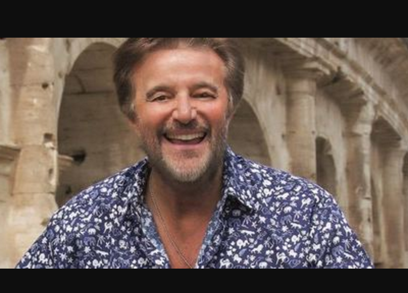 Galleria foto 'Raggi floppa di nuovo: De Sica in moto senza casco per lo spot del Comune' - foto 1