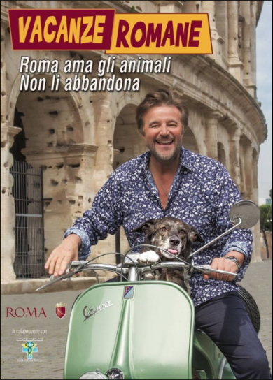 Raggi floppa di nuovo: De Sica in moto senza casco per lo spot del Comune