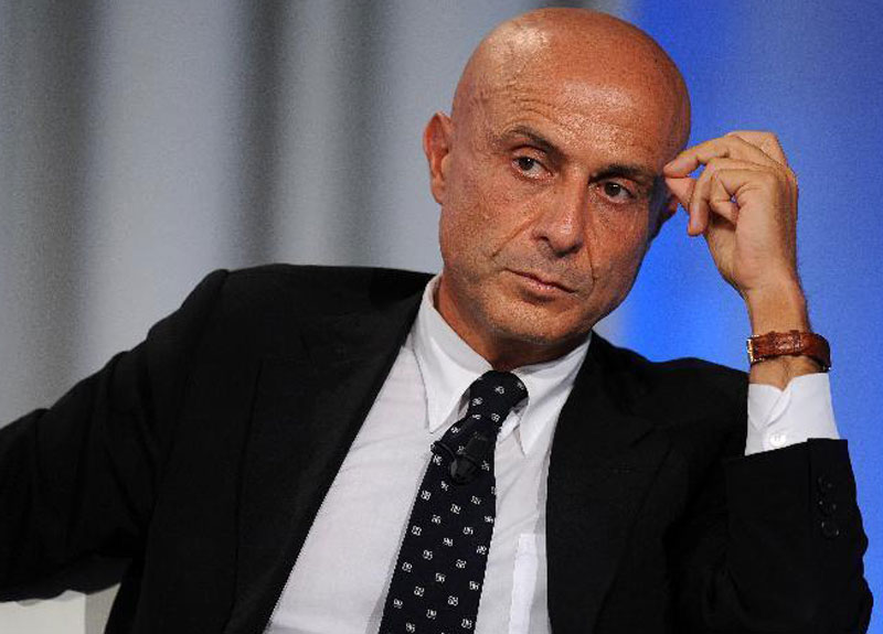 Migranti, 10 mila arrivi in 4 giorni. Minniti cancella il viaggio negli Usa Migranti, 10 mila arrivi in 4 giorni. Minniti cancella il viaggio negli Usa