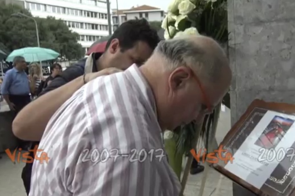 Milano, lunghi applausi a funerale Paolo Limiti: Venier scoppia in lacrime