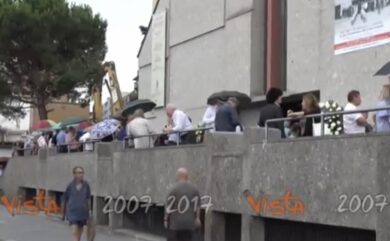 Milano, lunghi applausi a funerale Paolo Limiti: Venier scoppia in lacrime