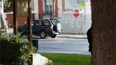 Francia, tenta di investire folla fuori moschea Parigi: arrestato