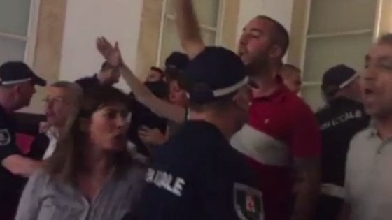 Milano, tutti contro Casa Pound: intervenga il Viminale, manca sicurezza Milano, tutti contro Casa Pound: intervenga il Viminale, manca sicurezza