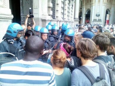 CasaPound irrompe nel Comune di Milano. Scontri coi centri sociali. FOTO-VIDEO
