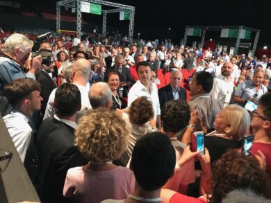 Sala parla da leader (a Renzi). Pochi applausi, molti contenuti