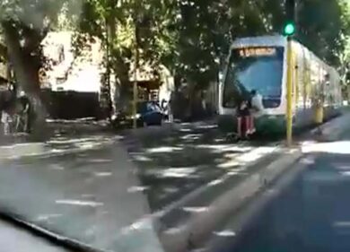 Roma, due persone viaggiano su paraurti tram 8