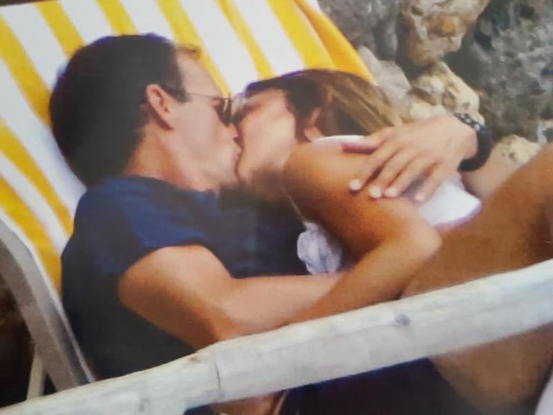 Allegri-Ambra, gelo alla domanda su Max. Incidente hot per colpa dell’onda