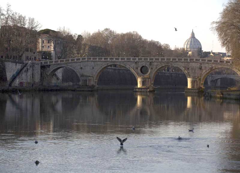 Cadavere di una donna nel Tevere. Al lavoro i sommozzatori: al via le indagini Cadavere di una donna nel Tevere. Al lavoro i sommozzatori: al via le indagini