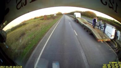 Uomo svenuto al volante sta per schiantarsi, ma il camion lo salva