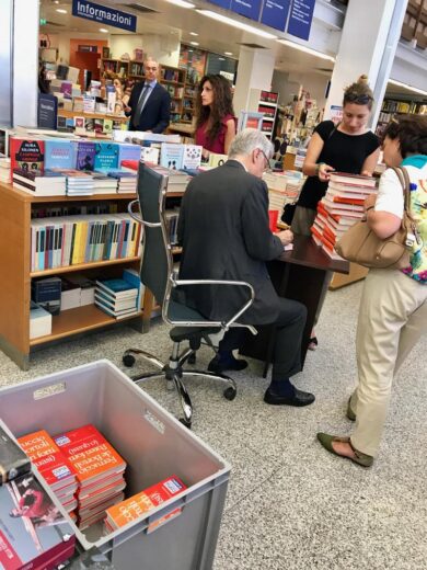 Il De Bortoli solitario all’Hoepli. #lospione fuori dalla redazione