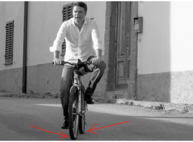 Renzi in bici con le ruote sgonfie: la foto è un cattivo presagio per il Pd