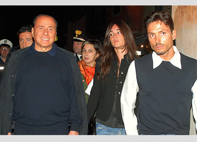 Berlusconi padre e figlio stroncano il m5s: Silvio unico baluardo anti Grillo Berlusconi padre e figlio stroncano il m5s: Silvio unico baluardo anti Grillo