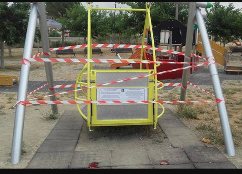 Altalena per disabili chiusa per protesta delle mamme di bambini “normodotati” Altalena per disabili chiusa per protesta delle mamme di bambini “normodotati”