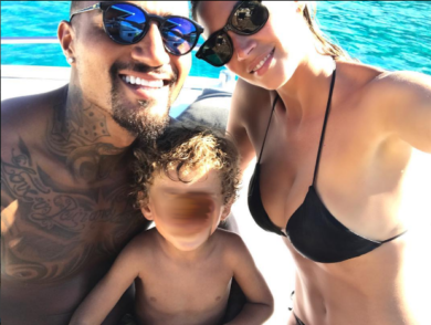 Melissa Satta mammina mozzafiato al mare con Maddox e il suo Boateng – FOTO