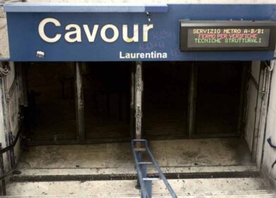 Resta incastrata nelle porte della metro e trascinata in galleria: è grave