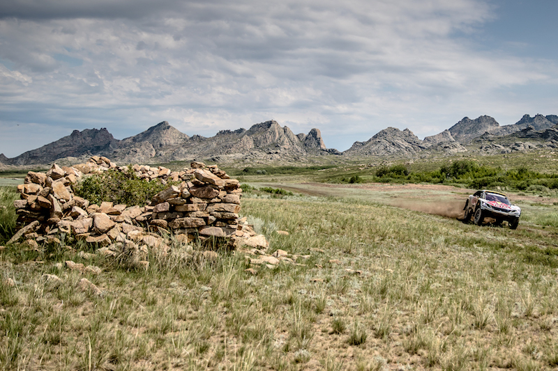 Silk Way Rally: Peterhansel alla guida della Peugeot DKR vince la sesta tappa Silk Way Rally: Peterhansel alla guida della Peugeot DKR vince la sesta tappa