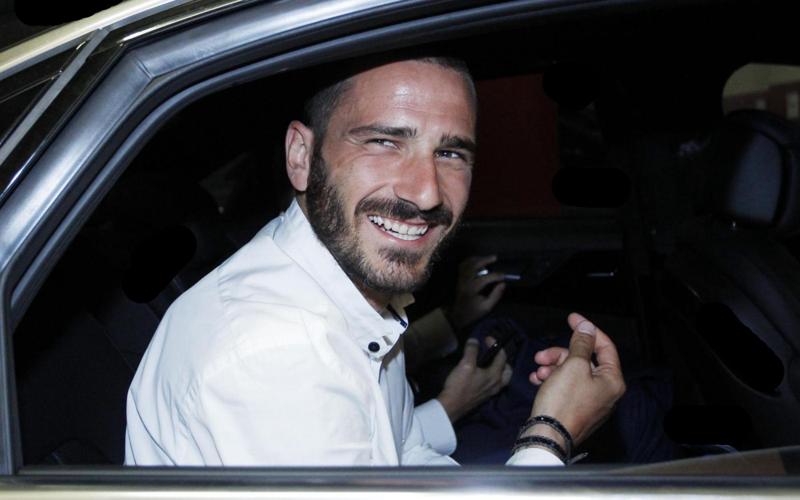 Milan, Leonardo Bonucci firma al 2022. Tifosi in festa a Casa Milan