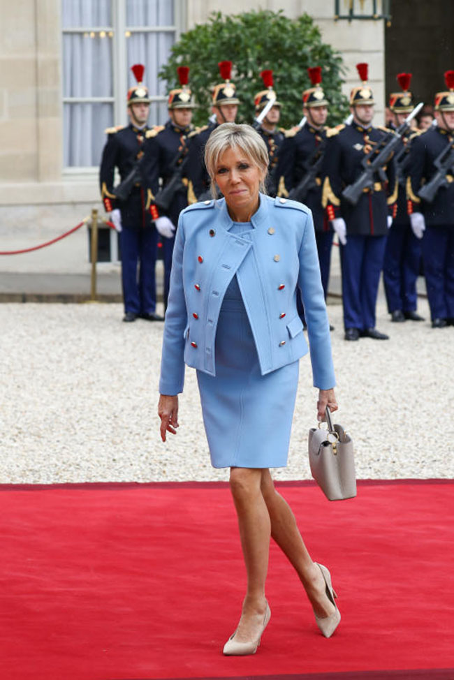 Brigitte Macron, le gambe colpiscono Trump. “Sei in gran forma”. Bufera social