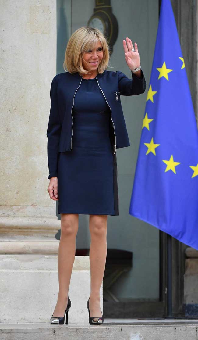Brigitte Macron, le gambe colpiscono Trump. “Sei in gran forma”. Bufera social