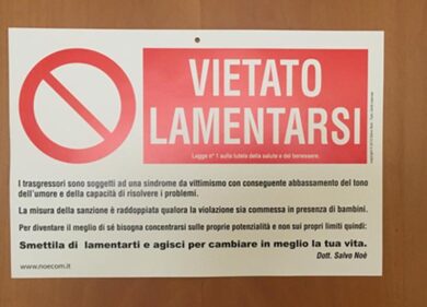 “Vietato lamentarsi”. Il cartello sulla casa di Papa Francesco