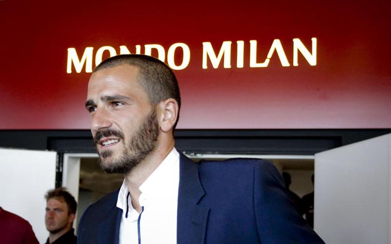 Milan, Leonardo Bonucci firma al 2022. Tifosi in festa a Casa Milan