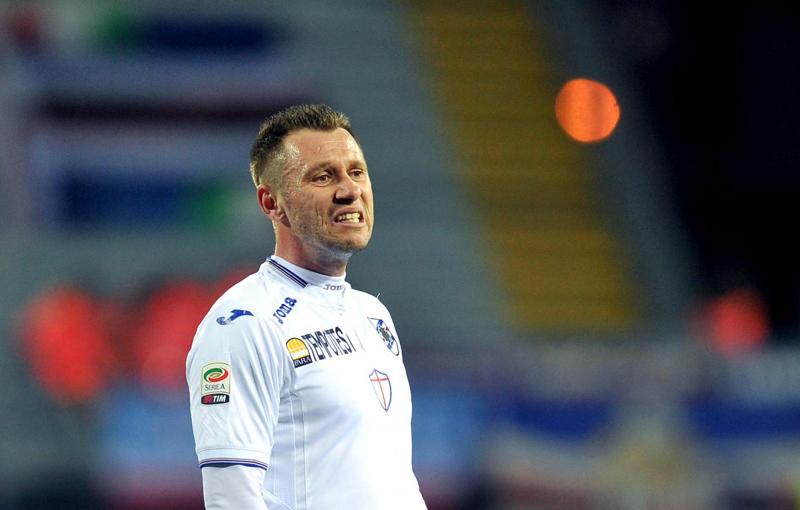 Cassano addio al calcio… anzi no. “Scusate ho sbagliato Avanti col Verona” Cassano addio al calcio… anzi no. “Scusate ho sbagliato Avanti col Verona”