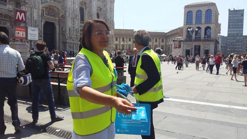 Milano, “guerra” ai mozziconi: Carmela Rozza “testimonial” della campagna Amsa