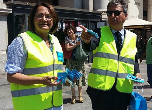 Milano, “guerra” ai mozziconi: Carmela Rozza “testimonial” della campagna Amsa