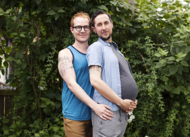 Trans e gay diventano “mamma” e papà: la storia estrema di Trystan e Biff