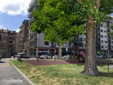 Piazzale Cantore, triste sciatteria e caos di lamiere a un passo dalla Darsena