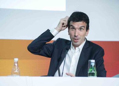 Accuse a Martina, non va in Ue. Ma lui vara il superpiano siccità