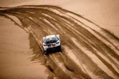 Silk Way Rally: le Peugeot DKR volano sulle dune