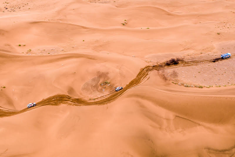 Silk Way Rally: le Peugeot DKR volano sulle dune