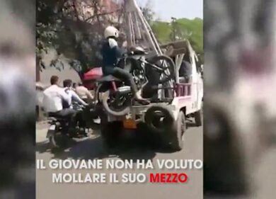 Gli rimuovono la moto e lui ci resta seduto sopra