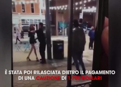 Video choc! Polizia USA sbatte a terra con violenza una ragazza