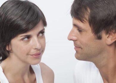 Pensi che ti stia tradendo? Ecco i segnali che lo rivelano
