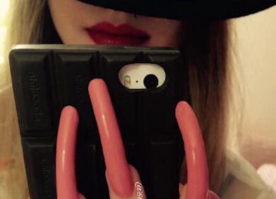 Non taglia le unghie da 3 anni e deve usare le nocche per scrivere!