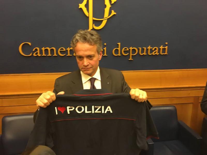 Poliziotto sospeso, il profugo lo ringrazia. Tonelli: va riammesso in servizio Poliziotto sospeso, il profugo lo ringrazia. Tonelli: va riammesso in servizio